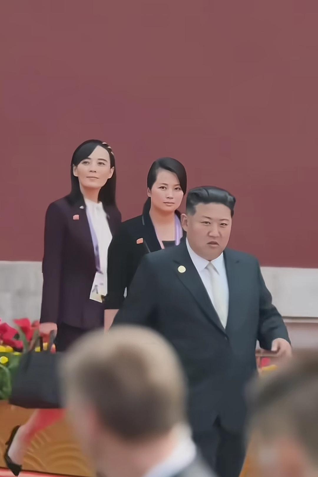 回顾金正恩来华参加九三阅兵画面。金正恩穿着西装戴着领带匆忙的准备上车，距离他