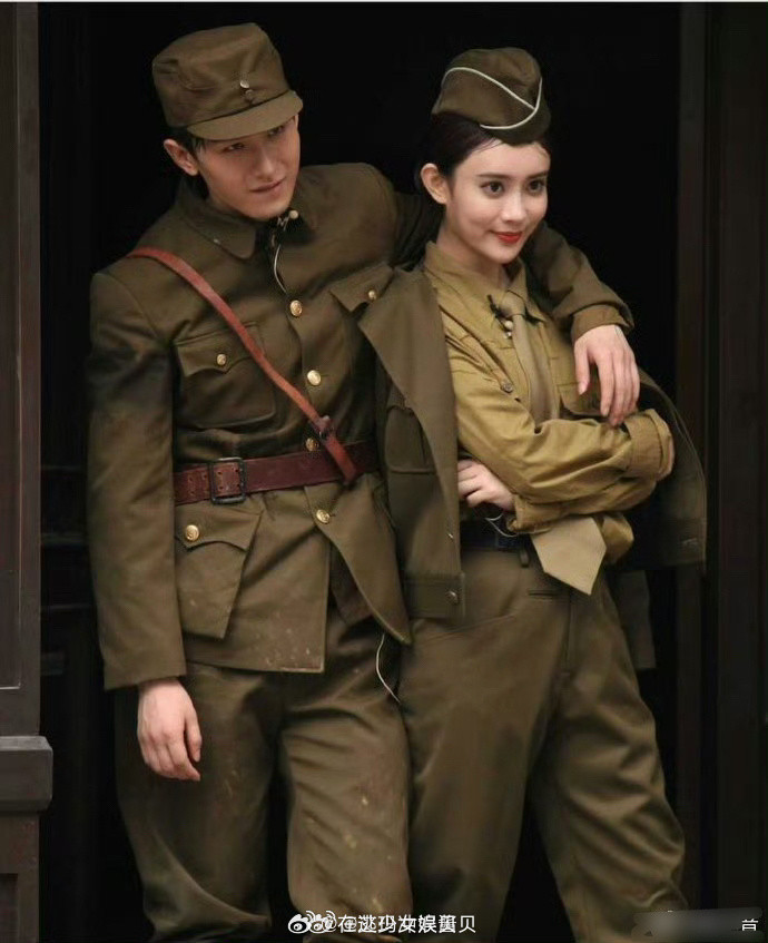 成毅能有点边界感吗手的位置…