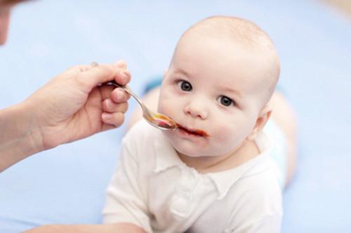 宝宝出现便秘应该怎么喂辅食? 这几个小技巧妈妈应该学会!