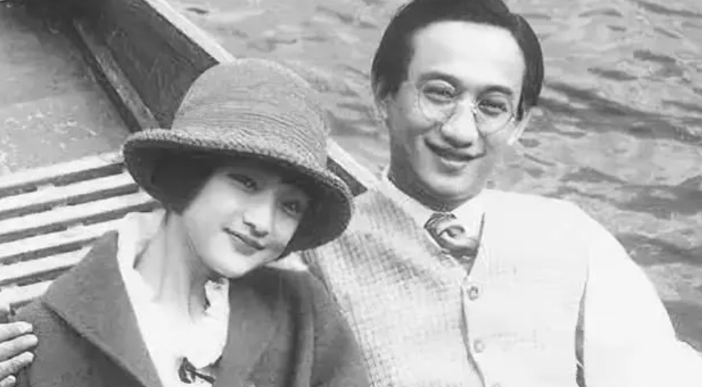 1932年，在徐志摩的葬礼上，陆小曼坚持要将徐志摩的寿衣换成西装。有人小声告诉她