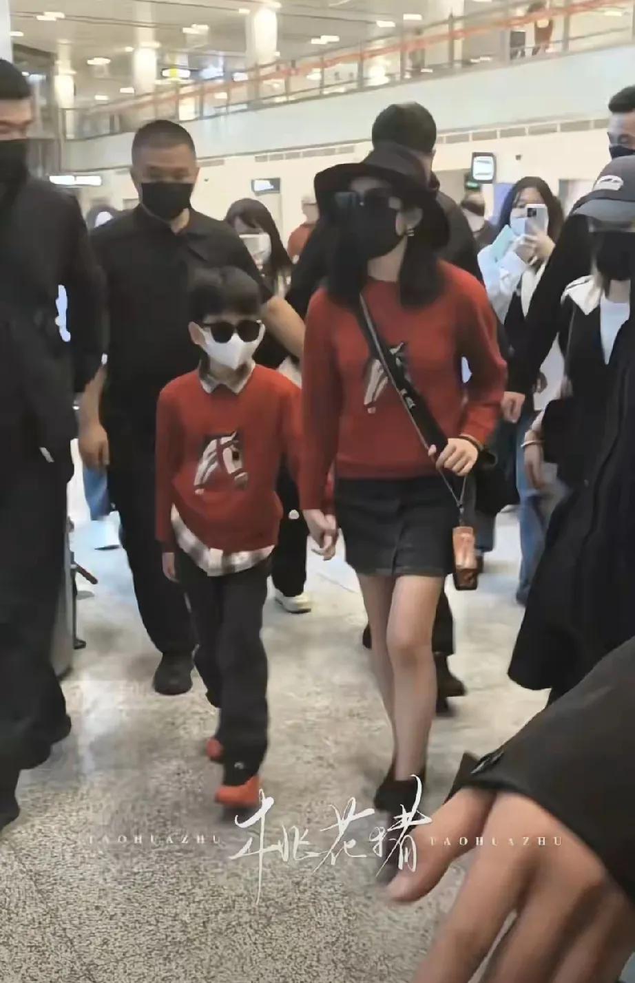 家人们速来围观！陈妍希带着儿子小星星闪现机场啦！母子俩同穿亲子装，一出场就自带吸