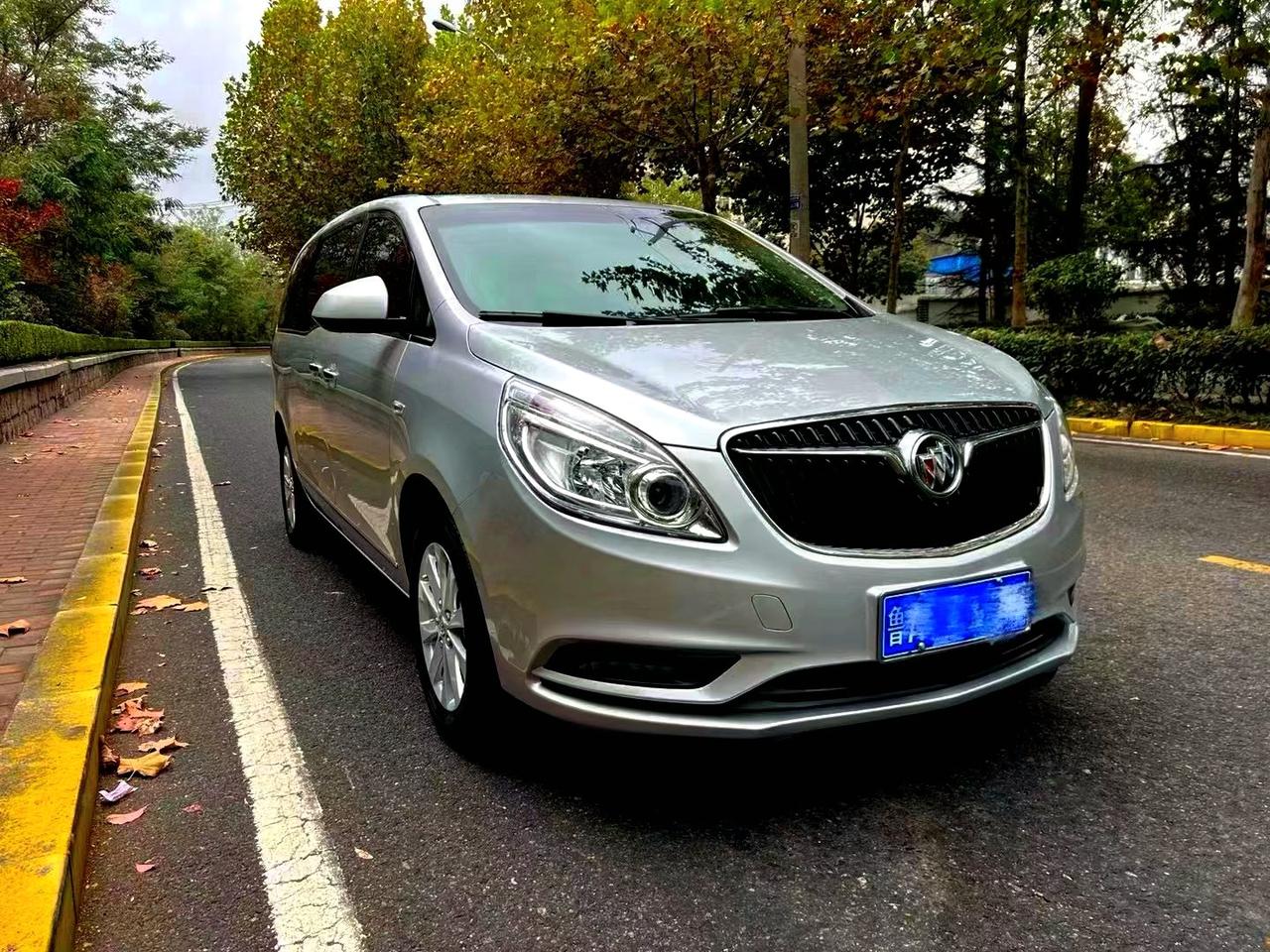 这应该是别克历史上最有流线型的车了。但是从个人视角上来看，我觉得这个车其实还是有