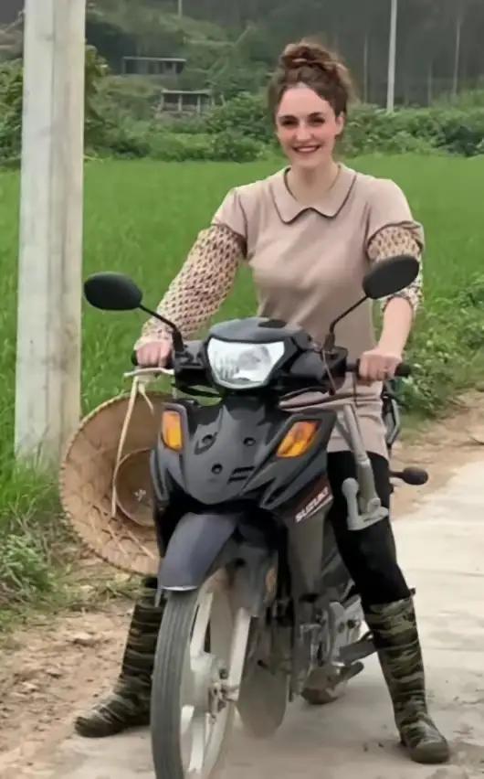 21岁意大利富家女，远嫁广西农村，如今插秧犁地样样行2018年，21岁意大