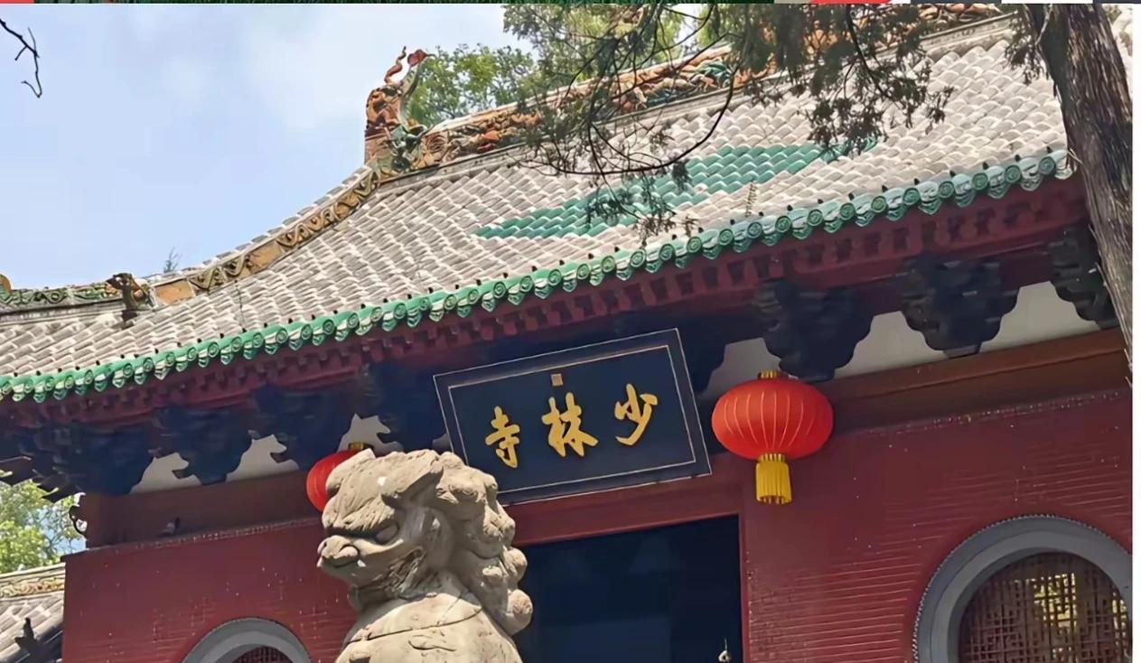少林寺大和尚的住所已经被围挡围住听说不少抠脚大汉对大和尚特别羡慕希望一睹风采