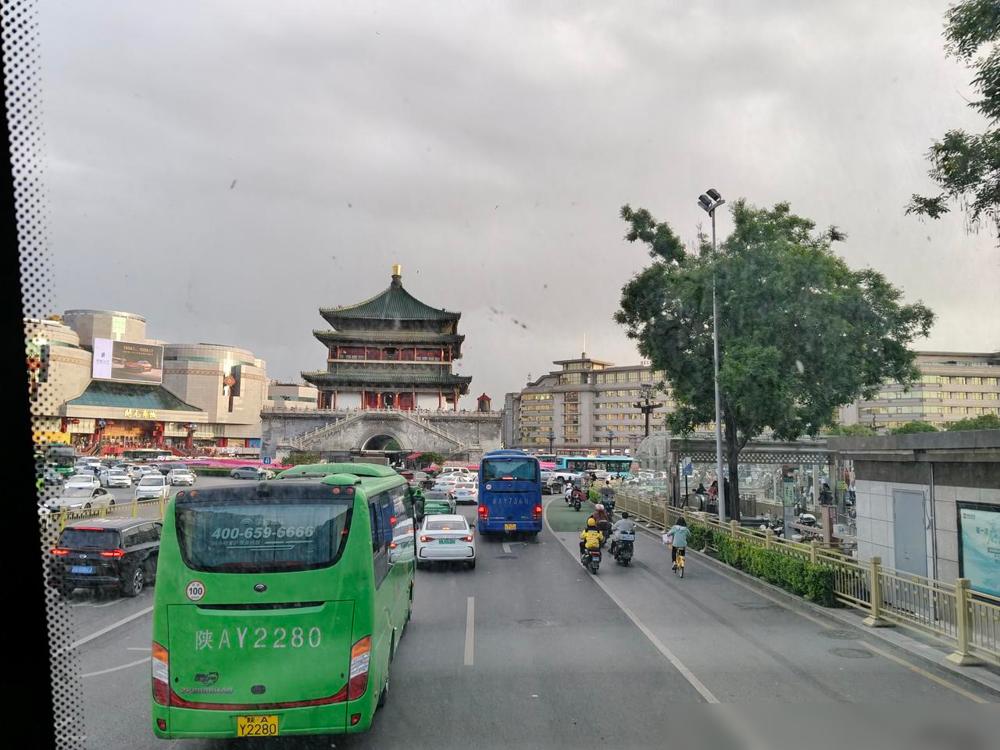 大学同学，老家西安的。这种事我身边见得不少，别急着说谁不争气。当年爷爷奶奶那