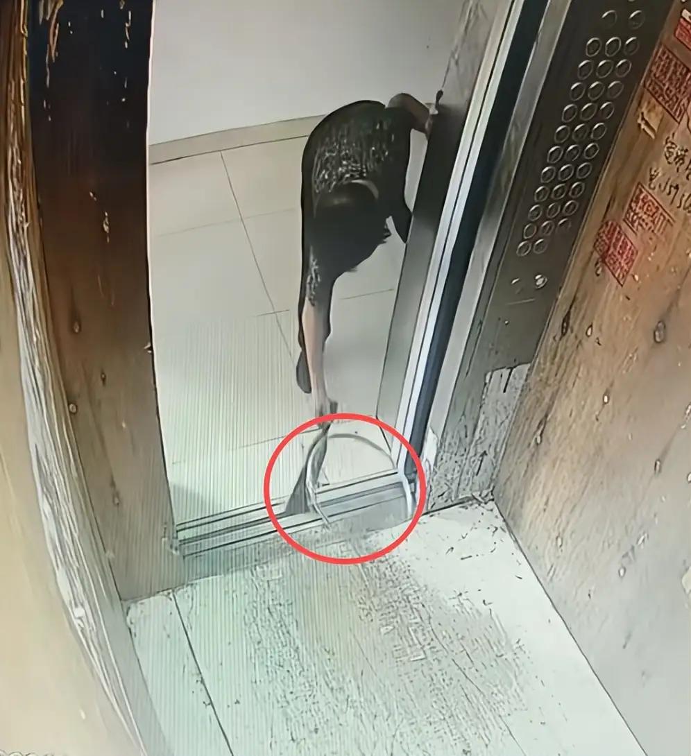 “不作死不会死！”浙江某小区，9月14日，一位六旬老太拿柴刀、箩筐挡电梯门，刀把
