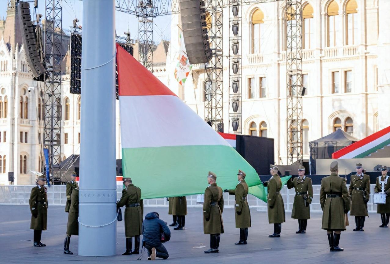 这段录音一出，整个欧洲估计都坐不住了，距离匈牙利4月中旬的国会选举越来越近，多家