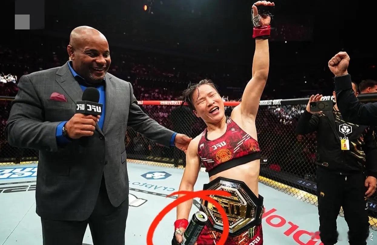 果然被我说中了！张伟丽在UFC322联合主赛中的比赛已经结束，结果是她以45-5