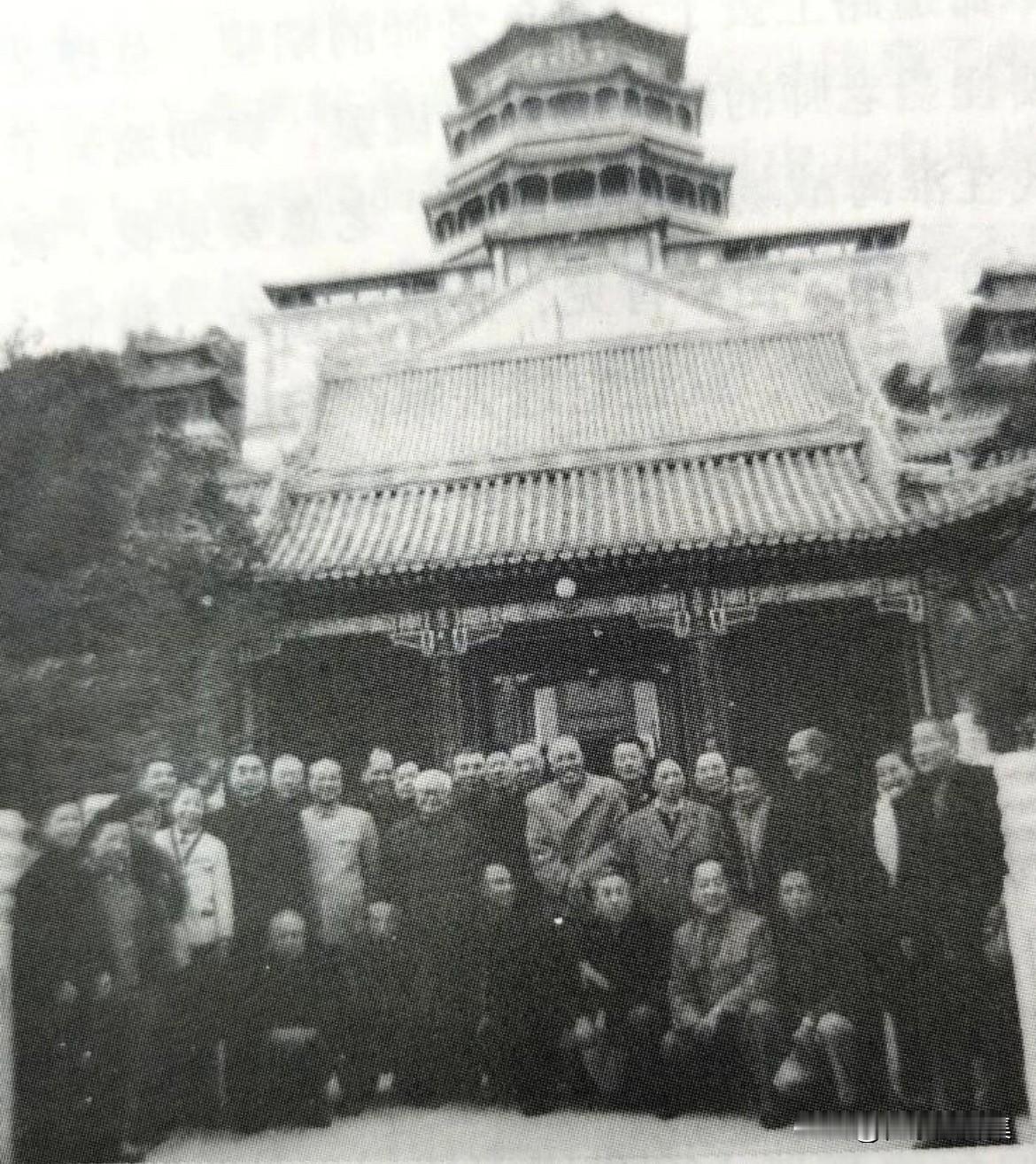 1960年10月19日，周恩来总理在颐和园介寿堂举行了一场特殊的黄埔师生聚会，邀