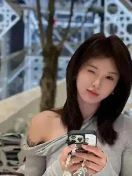 现实中的吴艳妮长这样，和网上传的天壤之别，令人难以想象。