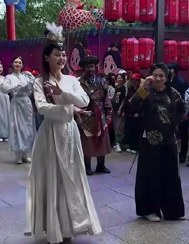 泰国坠崖孕妇王暖暖活动现场晕倒，前一秒还在和观众互动，下一秒倒地不起：感觉到了强