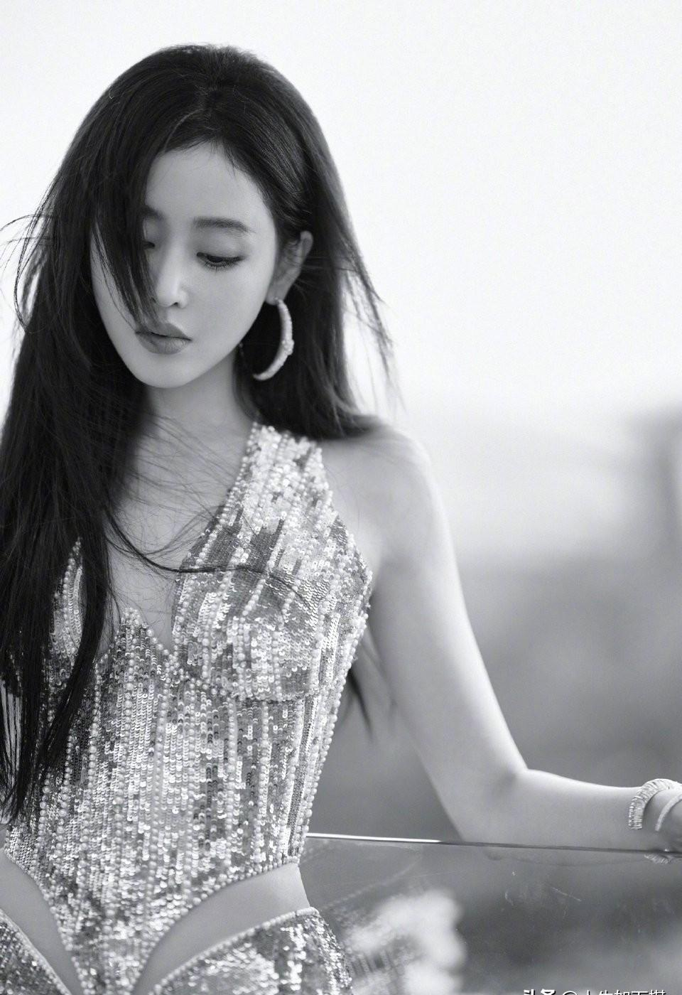 张天爱穿镂空亮片裙上红毯，腰围58.5cm，不是天生的，是每天早起深蹲...