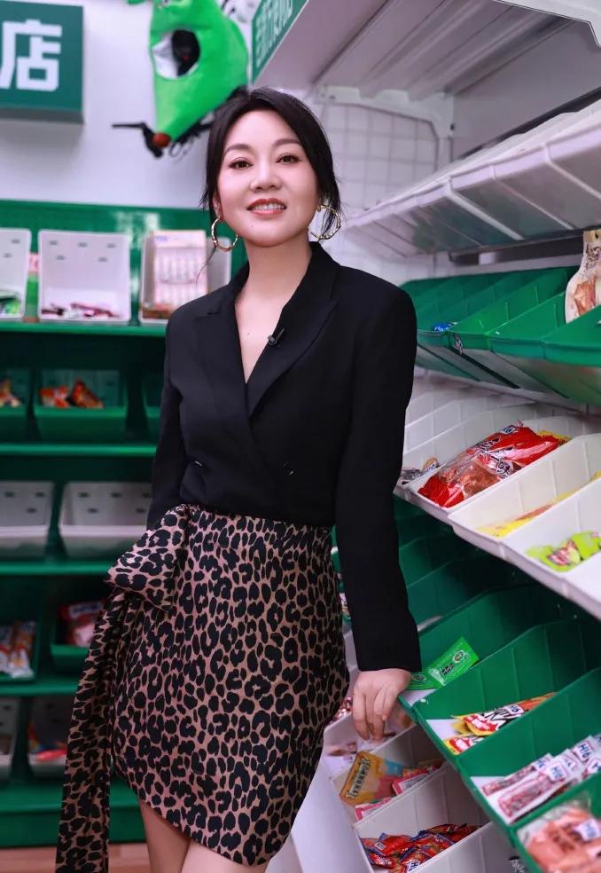 闫妮这身造型直接把女人味拿捏了！黑色西装搭豹纹短裙，洋气又高级，姐姐也太会穿了吧