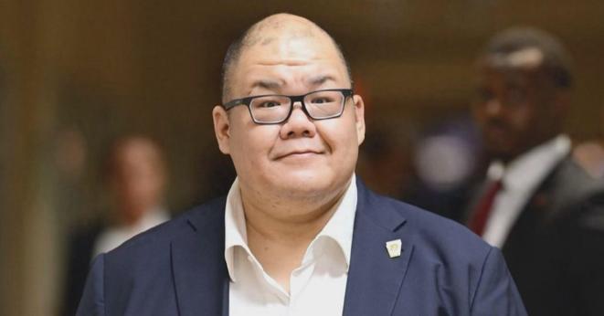 8月14日，《每日野兽》向白宫寻求置评。白宫通讯主任史蒂文·张，用一个残障歧视词