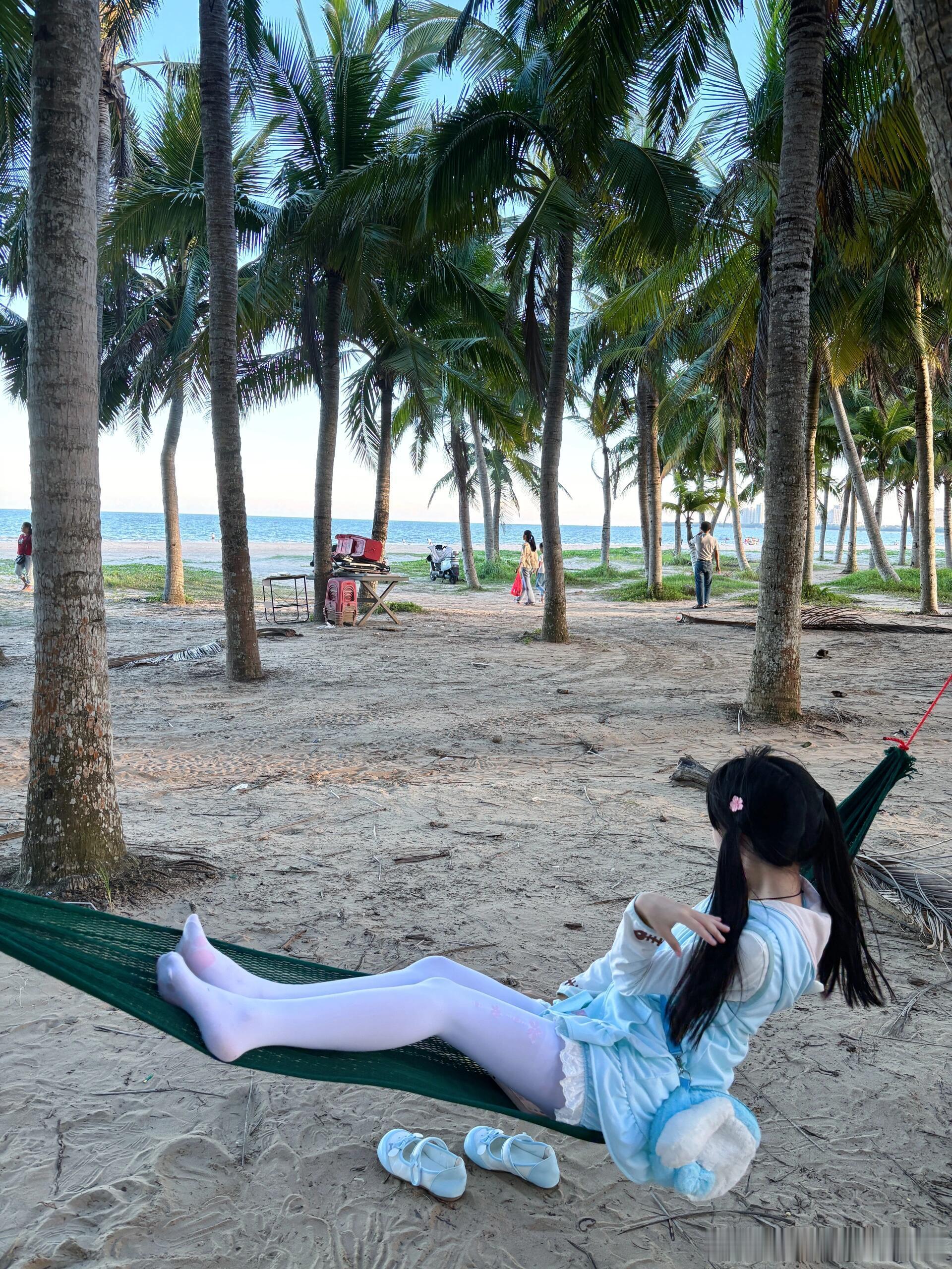沙滩上的丝袜jk少女～​​​