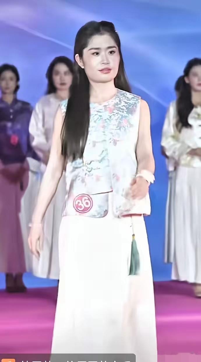 辽宁选美冠军张倩刚出圈，就被网友编段子调侃“长得等边又等长”，说她方脸、腮帮大，