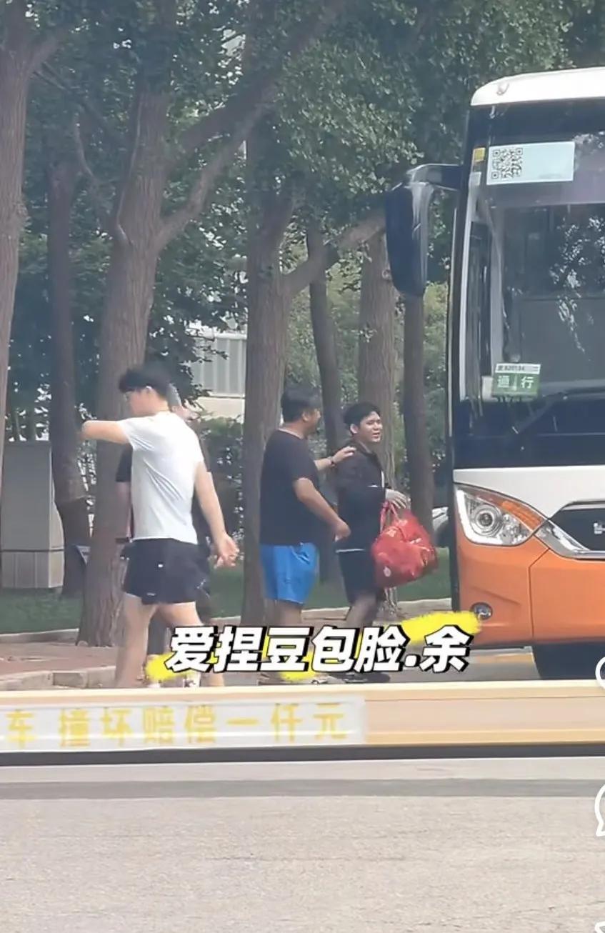 孙逊教练这次没有跟赛。国乒今天出发飞瑞典，才回来两天就又要走了，真的很辛苦。横