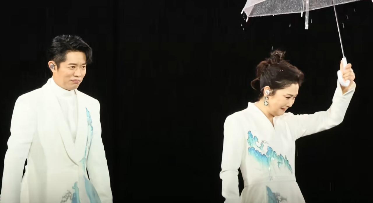 曾毅在演唱会上扔伞这件事真不能细扒，越扒越能发现，曾毅绝对是故意扔的，并且是