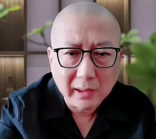 老汪直言，郭德纲在天津那会儿，确实有过一些不太光彩的事儿。不过，就算你说他贪污个