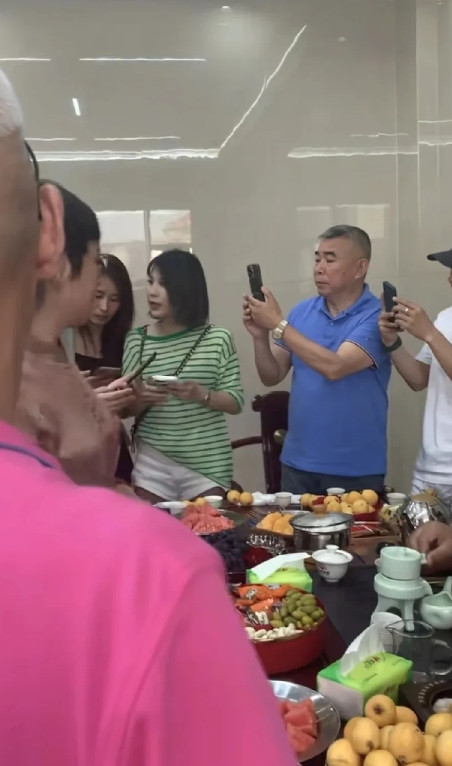 瑾汐回家那天真是热闹啊！养父母家客厅摆满切好的水果，哈密瓜西瓜堆得老高。亲生父母