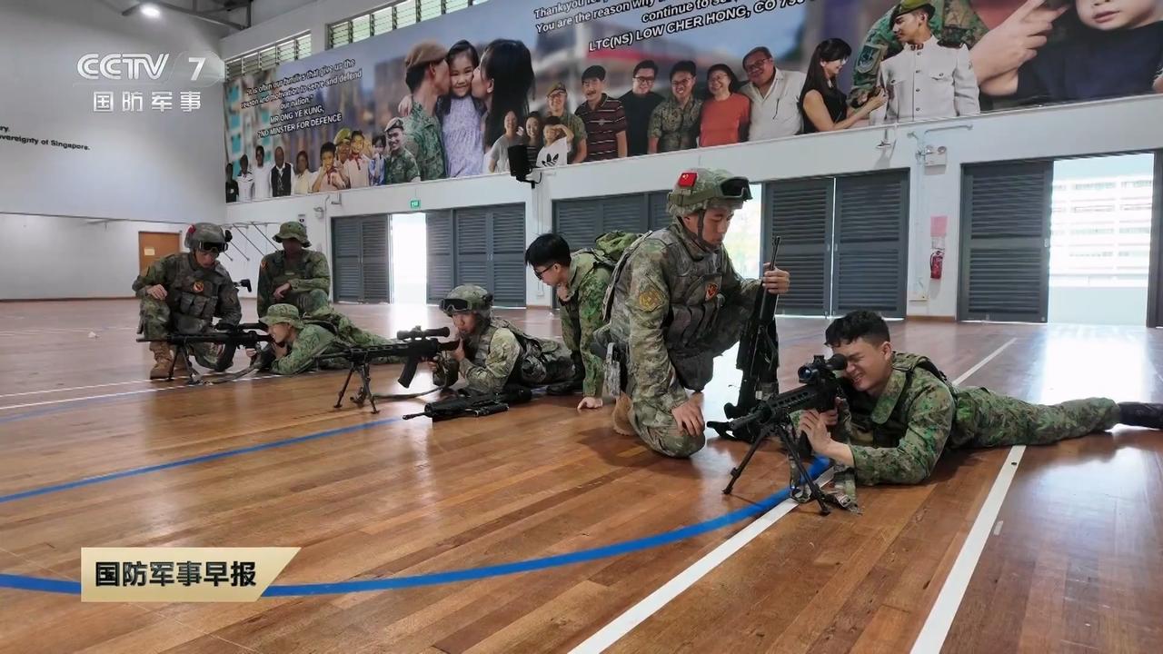 2025第7次“中新合作”陆军联合训练期间双方队员互相体验对方轻武器。