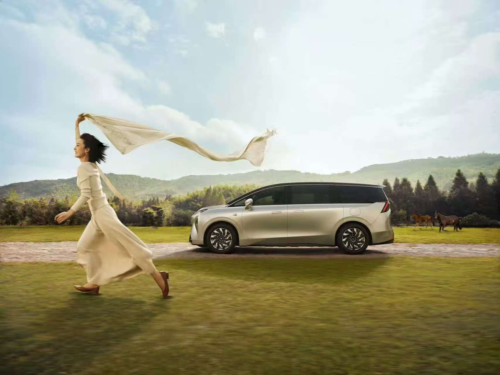 别克世家内能停一辆车现在MPV卷的是“能装多少人”，别克直接把格局打开成“能装