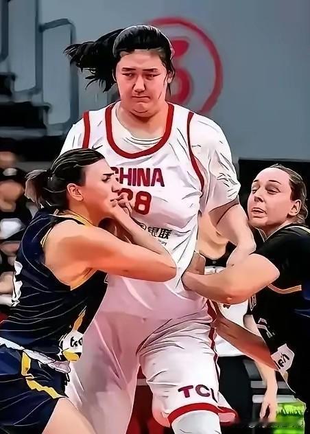 看完这场对阵捷克的比赛，我无限怀念一个人。中国女篮经过加时苦战，艰难击败捷克队。
