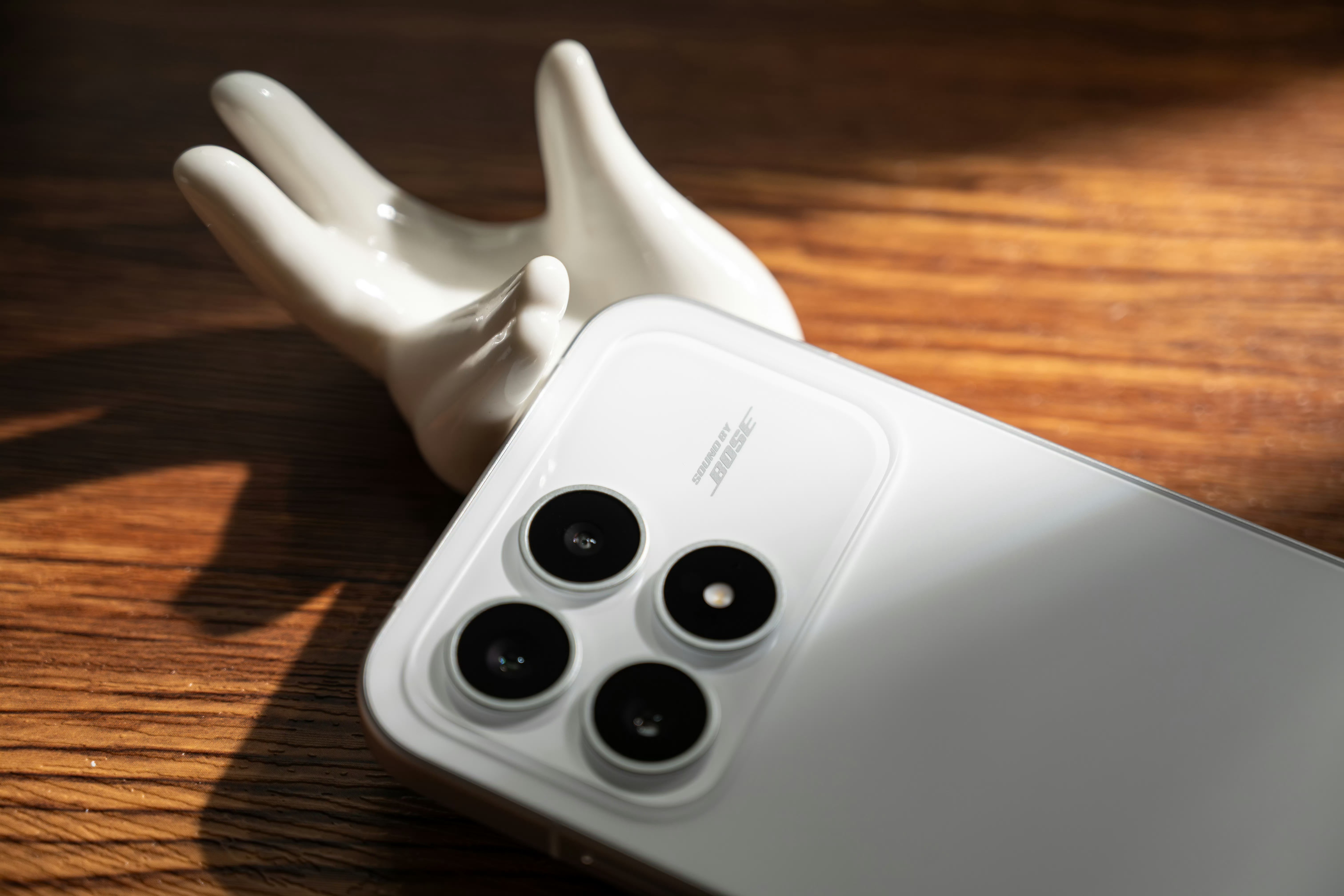 K90的白色是真的好看，审美一流6.59"大R角，光雾一体冷雕玻璃，今年最强质