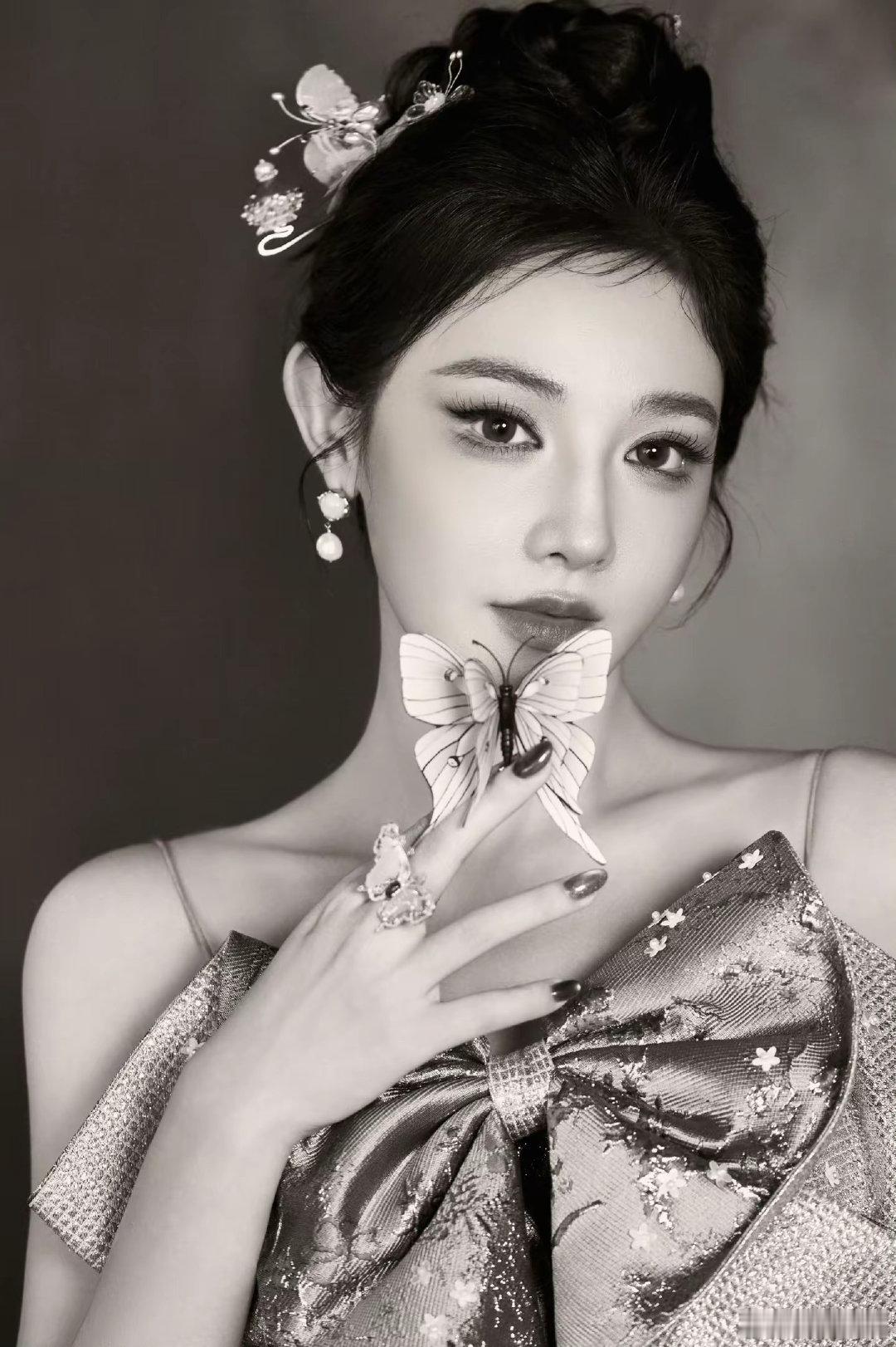 #彭小苒#这个发型是真的好美这个妆造我也是真的非常的喜欢。[抱抱][比心]😘​