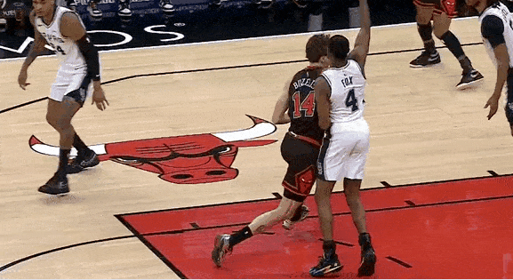 文班亚马高高跃起大帽布泽利斯，送出本场第一记封盖