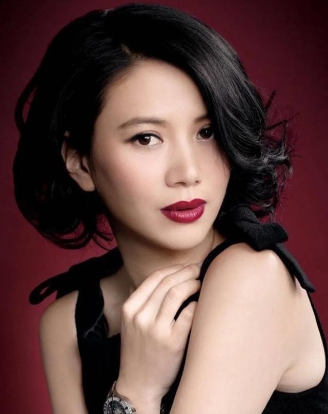 主持人问王晶：“娱乐圈里，你最羡慕谁？”王晶说：“我最羡慕袁咏仪。”主持人好奇：