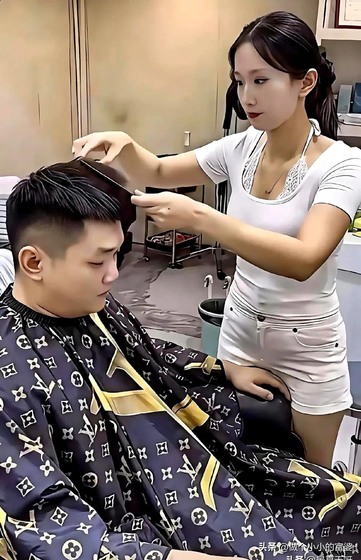 理发店里的“意外互动”火了？小哥随手搭沙发的动作，竟成了托尼老师的“人形靠垫”，