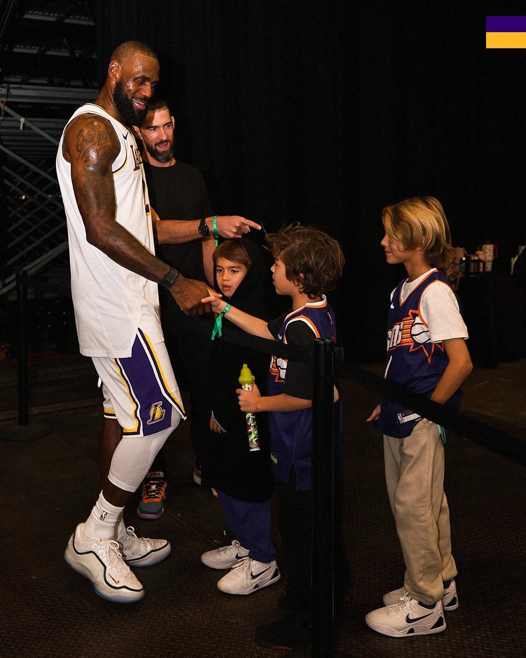 詹姆斯与泳坛传奇菲尔普斯和他的孩子们合影👑