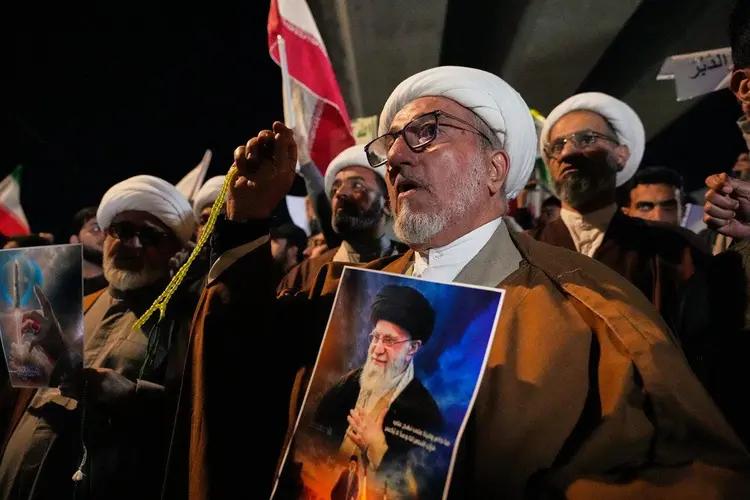 哈梅内伊遇害后的第一天，伊朗给外界抛出了一个极其撕裂的画面：革命卫队连发三份声明