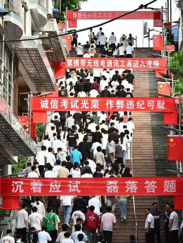 高考迎来坏消息，近200万考生“本科名额”或被挤掉？高考圈有个消息称：2025