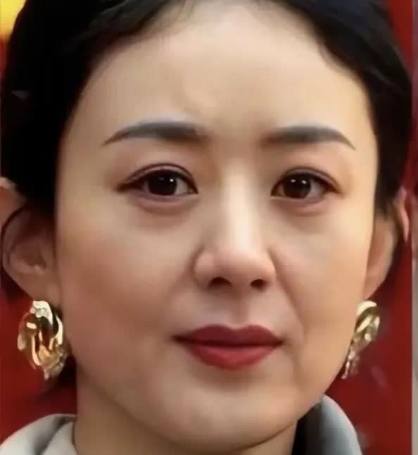 赵丽颖都40+了，真人和小区那些大妈没两样，网上那些都是精修图而已，真那么美