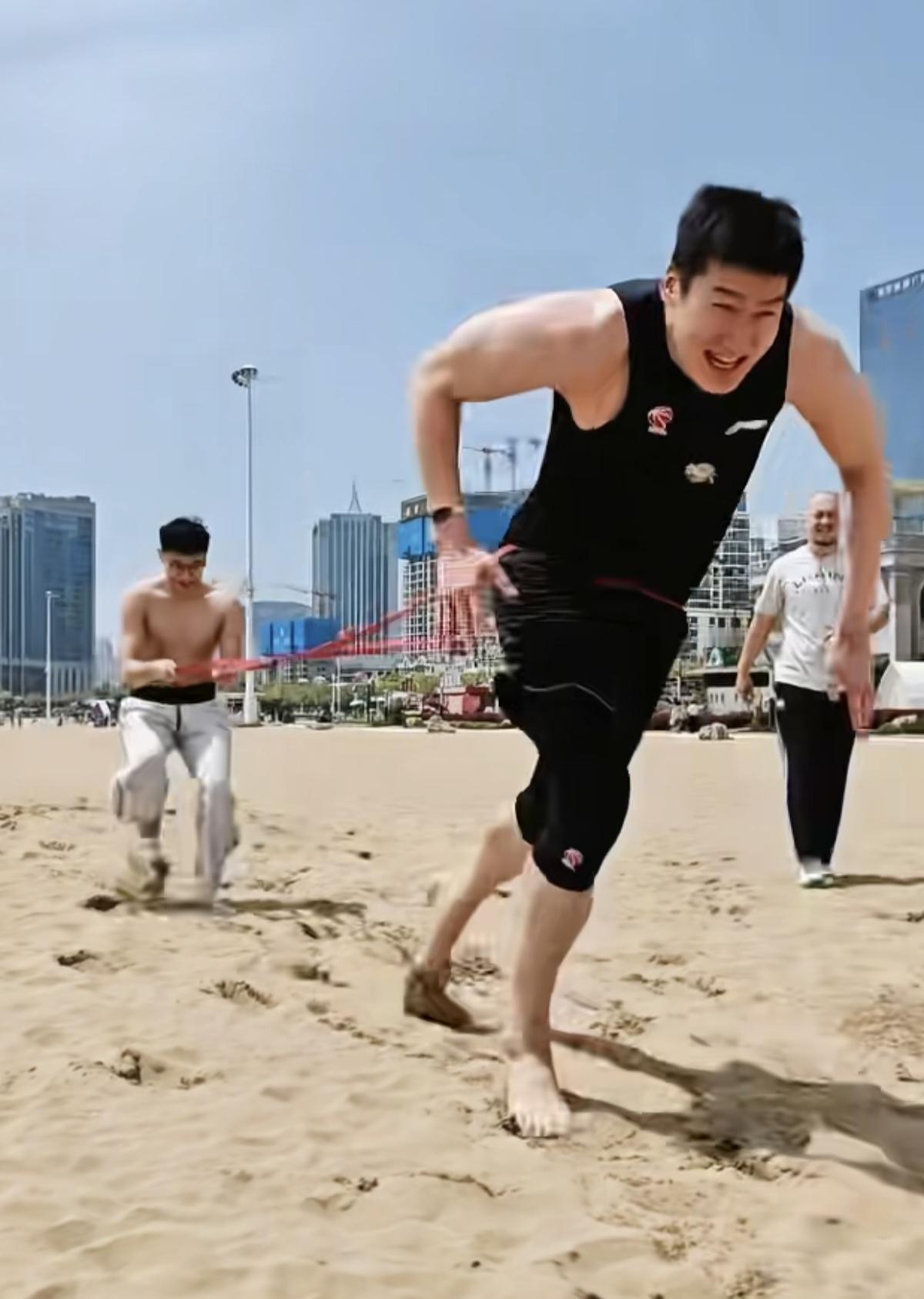 近日，新疆男篮的李炎哲，在社媒更新了视频。晒了他在山东青岛随队比赛期间，与殷召航