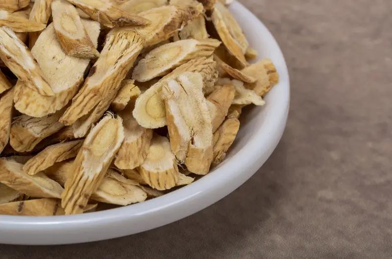 补气血的话，黄芪搭配这几样很不错。黄芪配当归堪称经典。中医有个名方“当归补血汤