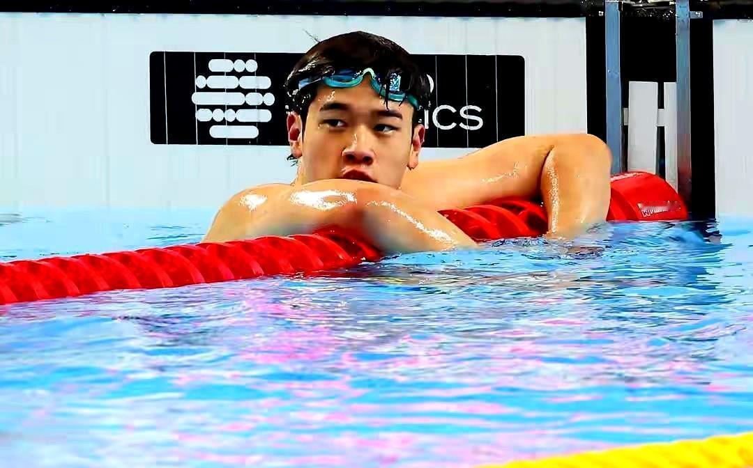 潘展乐救赎之战，男子100米自由泳，潘展乐游出49.63秒成绩，总成绩第三晋级半