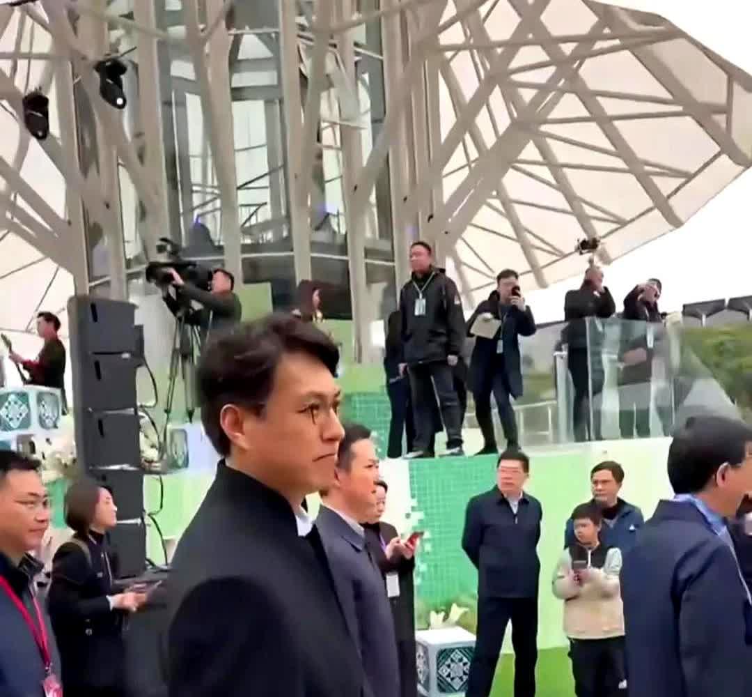 靳东现身南宁民歌湖，出席