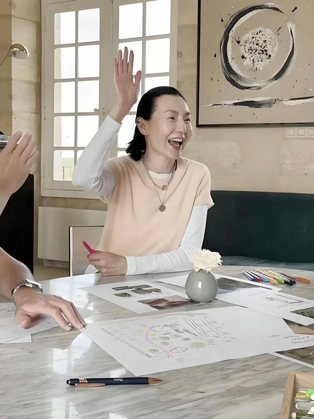 刚刷到张曼玉一组近照，差点没认出来。61岁的她，现在正窝在某个国外平民区的小公寓