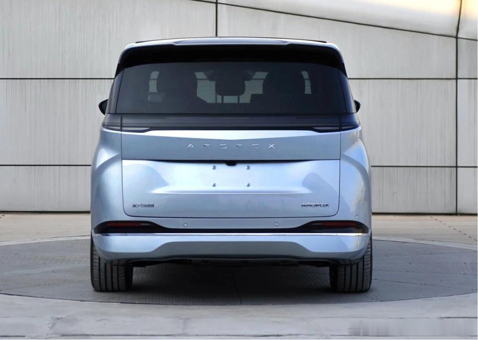 今年北京车展上，北汽重推的其中一款车是极狐问道V9，是一个大MPV。北汽往这车里