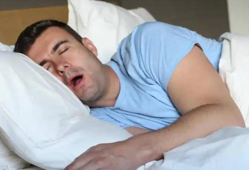 脑有没有萎缩，睡觉就知？睡觉时出现这4个症状，别不当回事睡觉，很多人以为只要