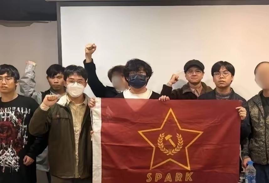 几个台湾年轻人，干了件岛上前些年没人敢干的事。他们在台北把牌子一挂，叫“台湾