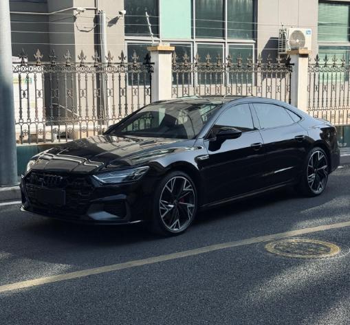 如果要选择全新奥迪A7L，我认为就选黑色的，你看整个外观都是熏黑的，连车标也是熏