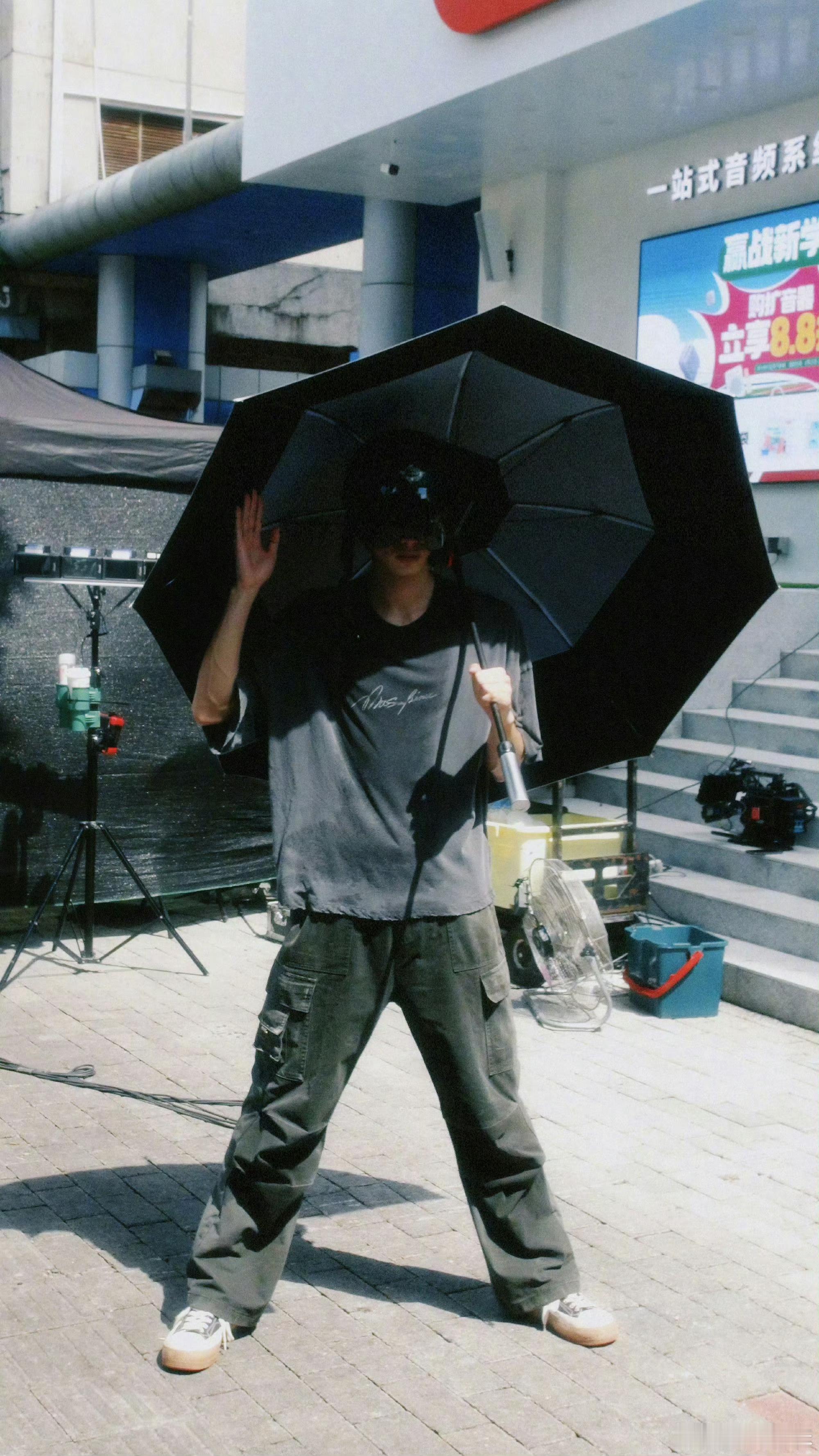 宋威龙把广东的天气具像化了哈哈哈哈宋威龙在《野狗骨头》片场把防晒装备拉满，结果还