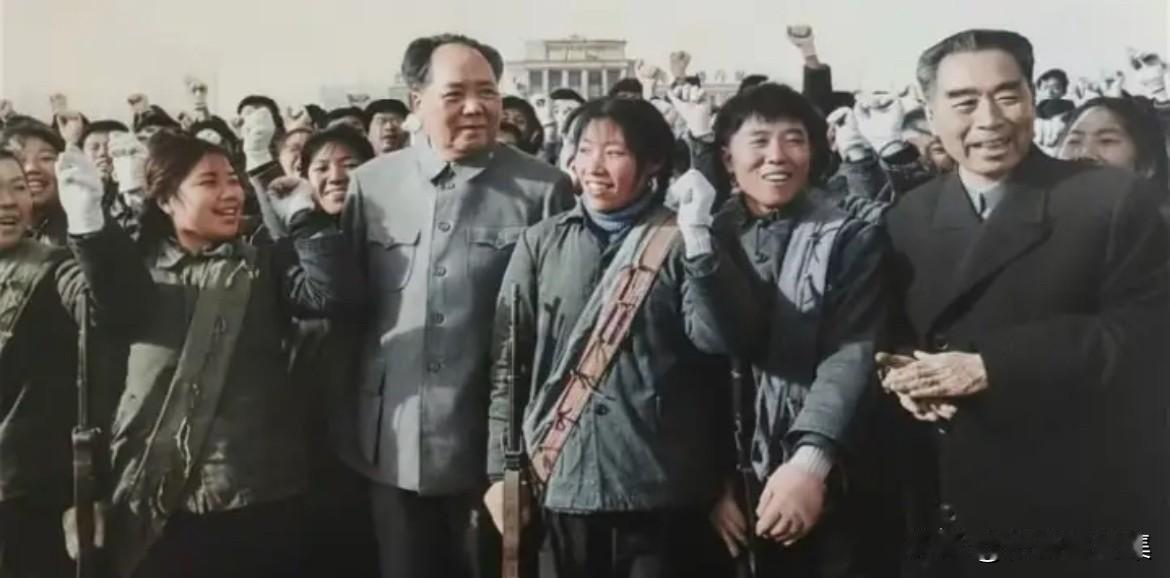 1964年10月6日，毛泽东主席、周恩来总理等领导人结束外事活动返回北京时，在北