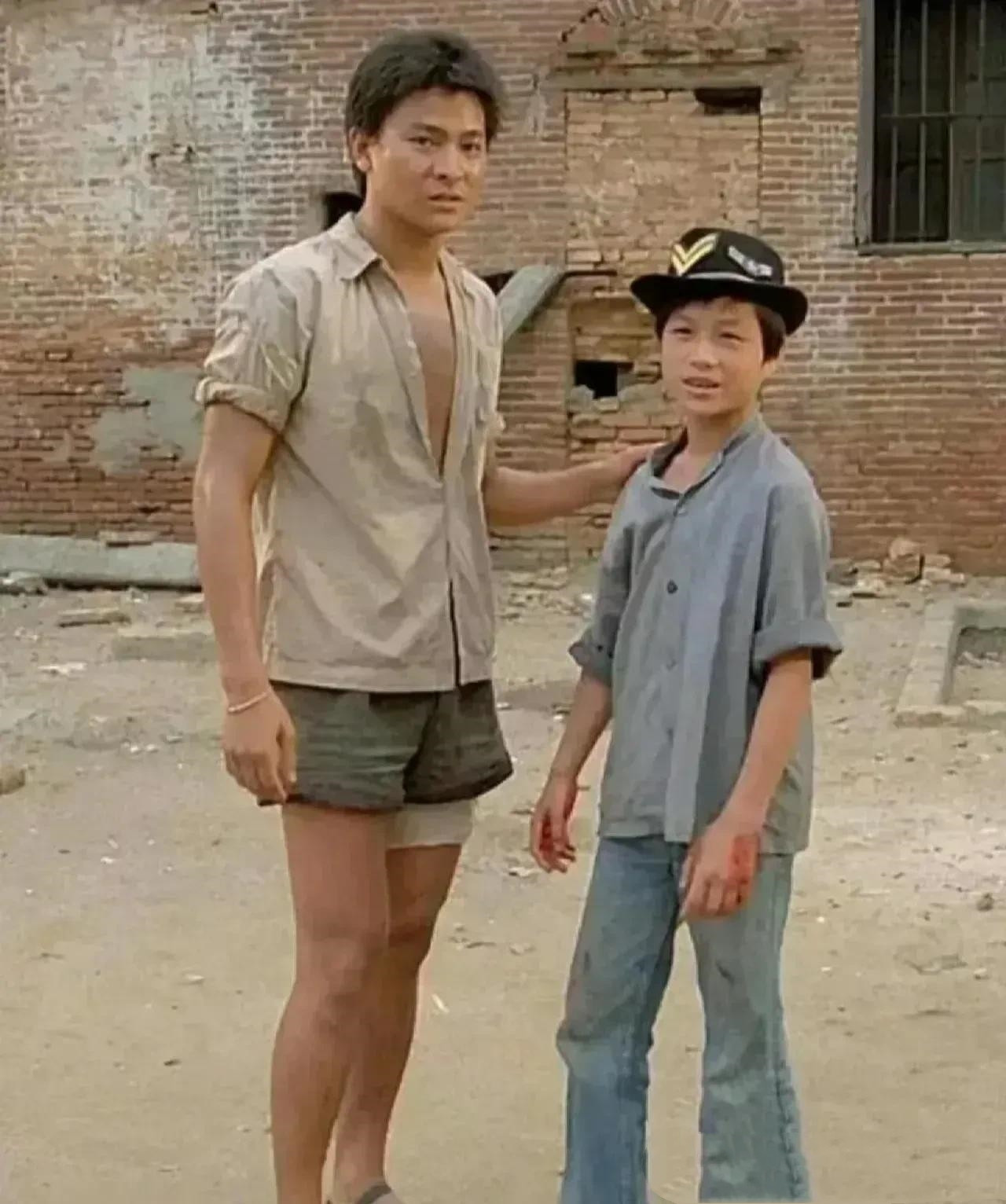 刘德华怎么都想不到，他身边的小男孩会火遍大江南北。1982年刘德华加入了TV