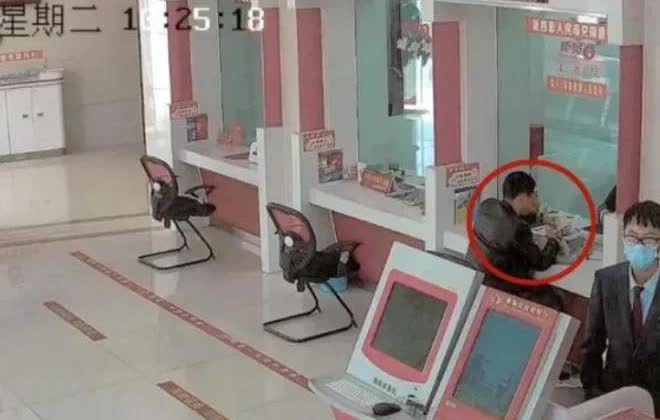 离柜概不负责。福建建宁，男子何某在银行柜台取了4万元，拿过工作人员的钱之后，何某