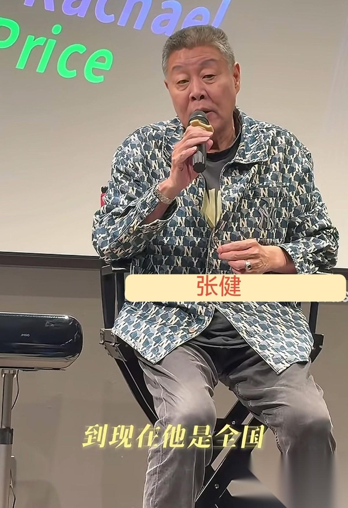吃人嘴短，重新理解了这句话了。演员文章的新餐厅开业，特意请来昔日恩公张健帮忙撑场